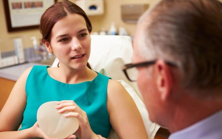 מאיזה גיל אפשר לעשות הגדלת חזה