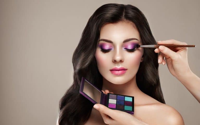 שמלה, איפור ו…עיבוי שפתיים